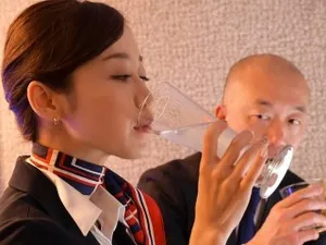 Bố không chịu được trước bạn gái của con trai vì giống bà xã đã mất