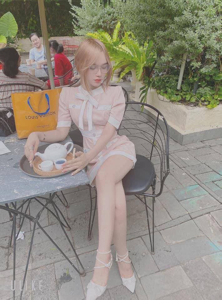 Em kế kính cận dễ thương ngồi nhún điệu nghệ
