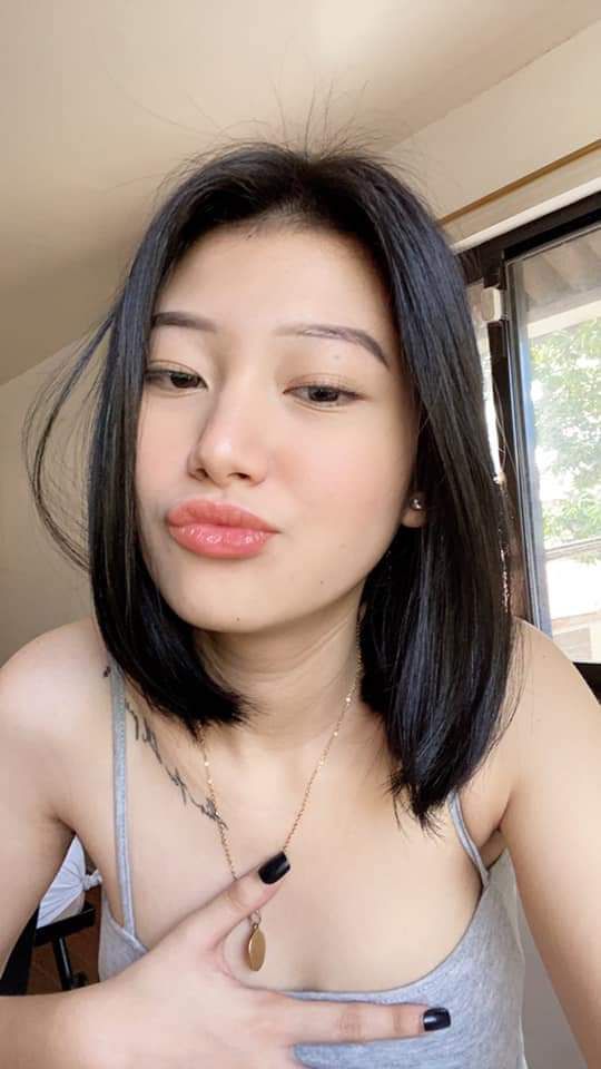 Cô gái trẻ cưỡi lên trên và bị địt, chất dịch trắng chảy khắp đầu dương vật, cặp mông đào trắng bị địt theo nhiều cách khác nhau.